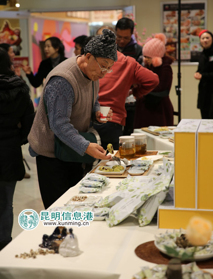 市民在品尝辣木鲜花饼