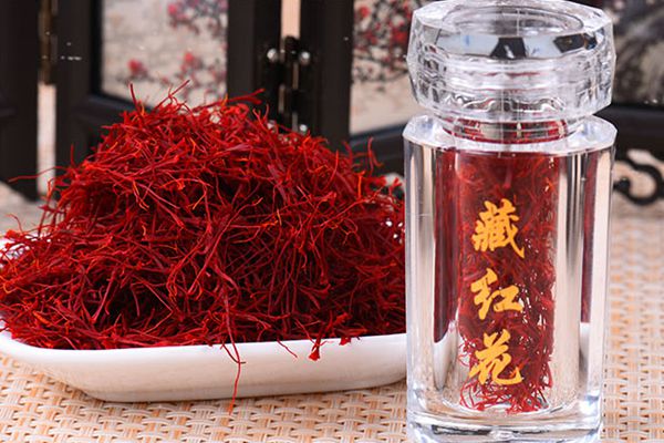 瓶装藏红花和一小碟藏红花