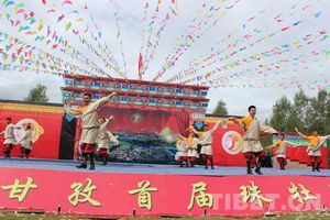 中国甘孜首届“珠牡迎秋节”开幕