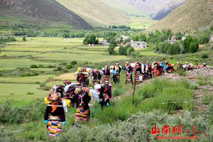 祈盼丰收 西藏强吉村欢度“望果节”