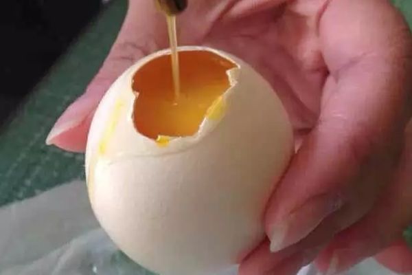 鸡蛋上开孔然后搅匀