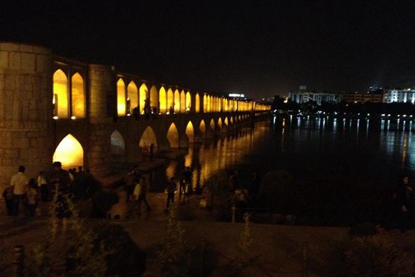 美丽的伊斯法罕三十三孔桥夜景