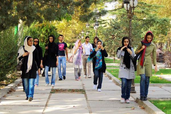 走在大街上的伊朗年青人