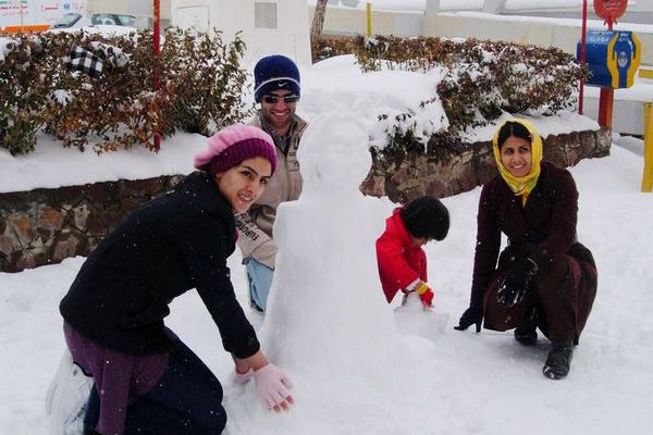 堆雪人的伊朗人