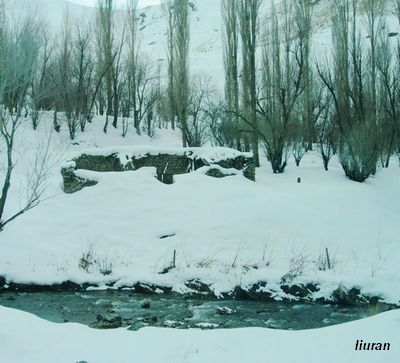 伊朗雪山山脚下的小溪