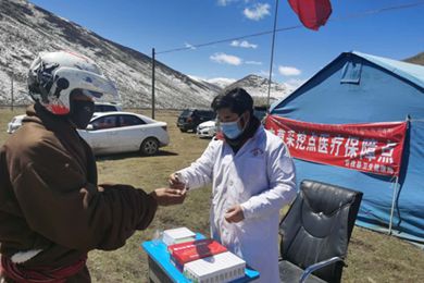 四川省甘孜县把“帐篷医院”搬上了海拔4500米的虫草山