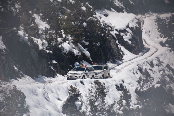 巡逻车在冰雪山路上艰难前行