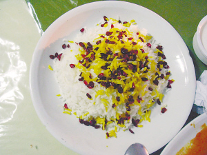米饭中黄色的是用藏红花水浇过的