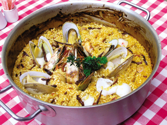 正宗的西班牙海鲜饭，由于使用了藏红花，饭粒变成了金黄色